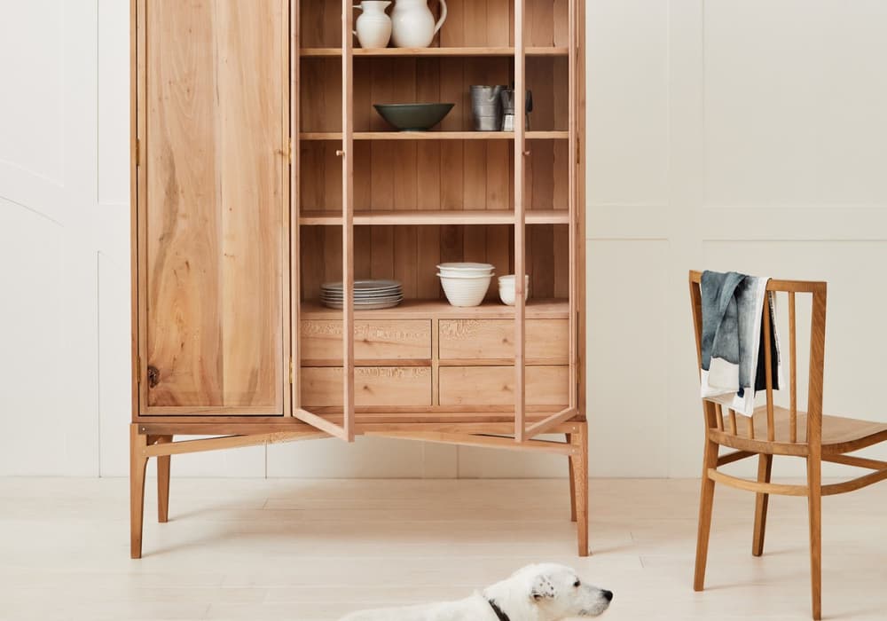 Armoire de cuisine en bois de sapin de Sebastian Cox