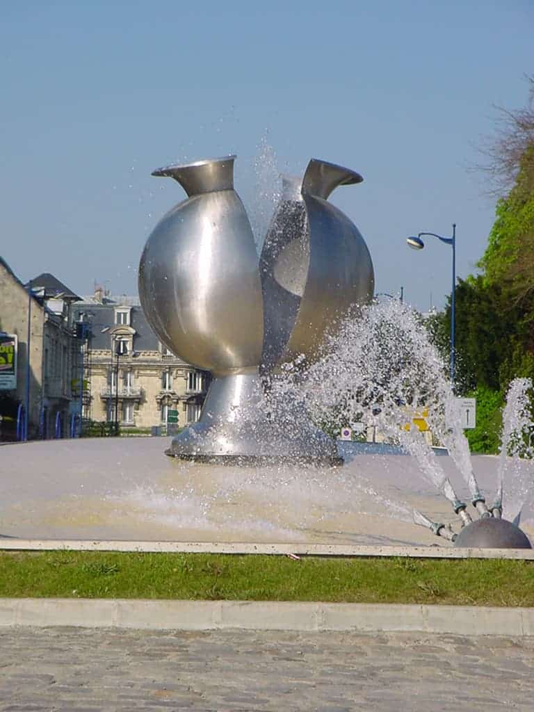 Rond Point à Soissons, avec le vase imaginé