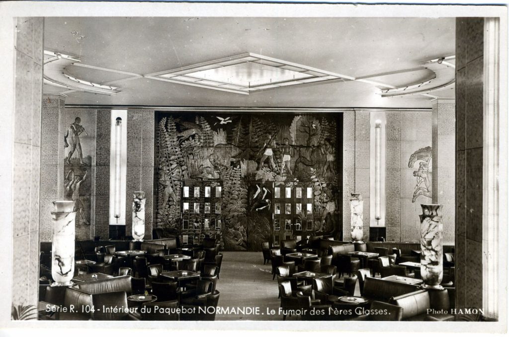 Intérieur du paquebot Normandie.Le fumoir des premières classes.