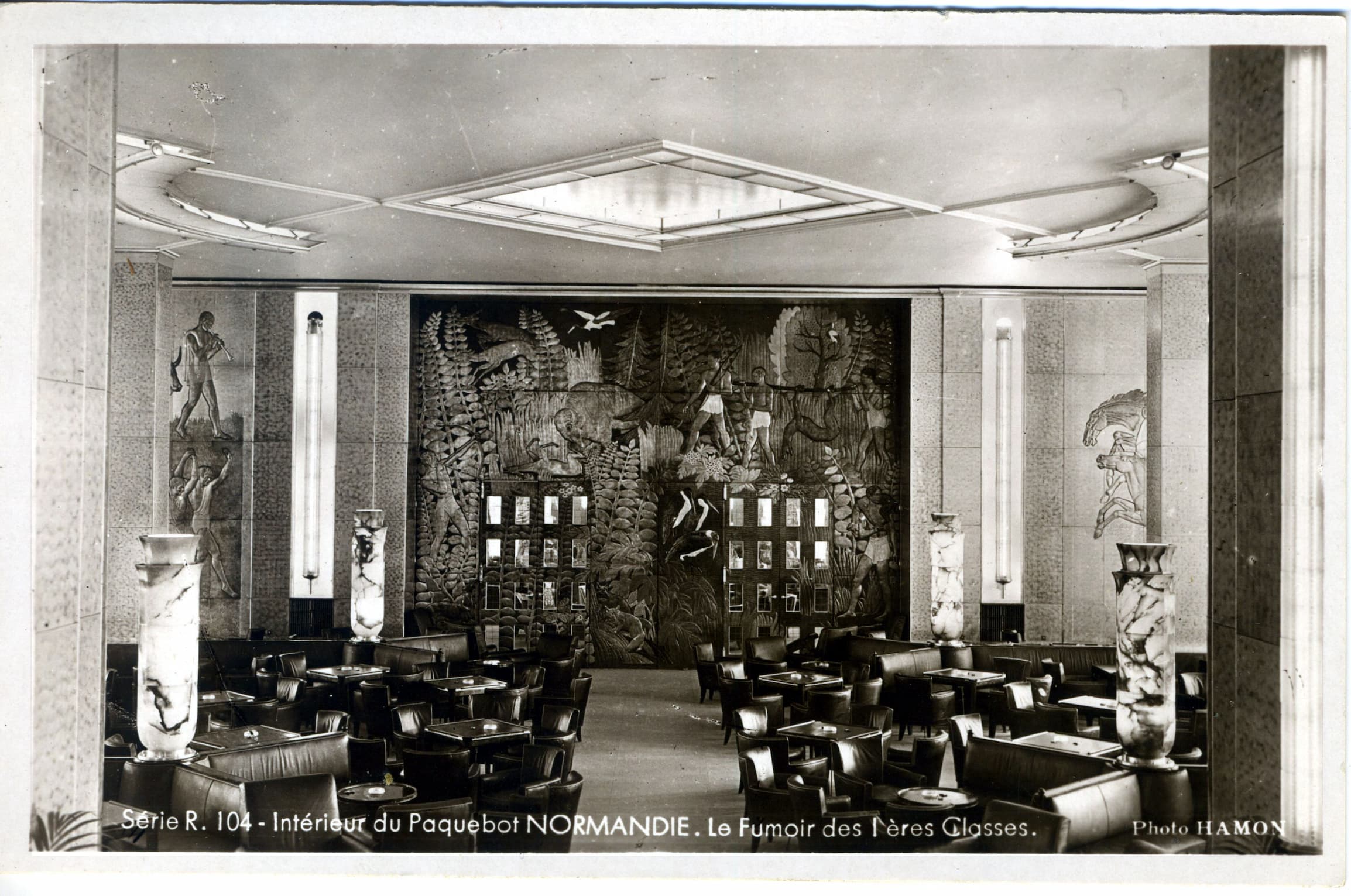 Intérieur du paquebot Normandie. Le fumoir des premières classes.